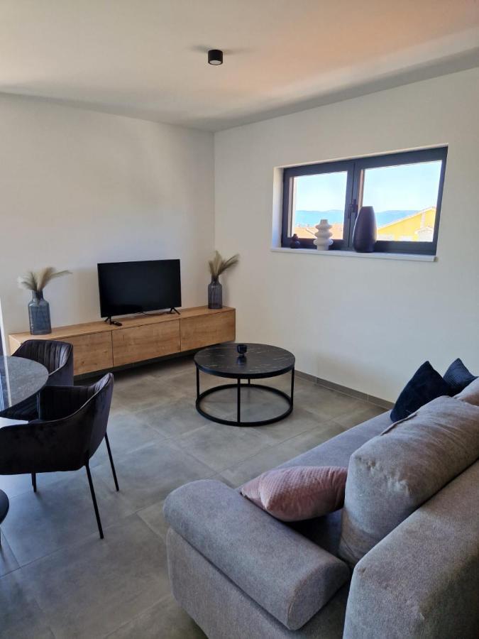 Apartments Terra Sun With Private Pool Or Jacuzzi Njivice Esterno foto