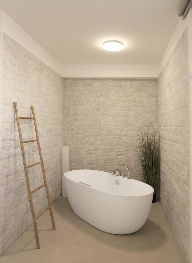 Apartments Terra Sun With Private Pool Or Jacuzzi Njivice Esterno foto