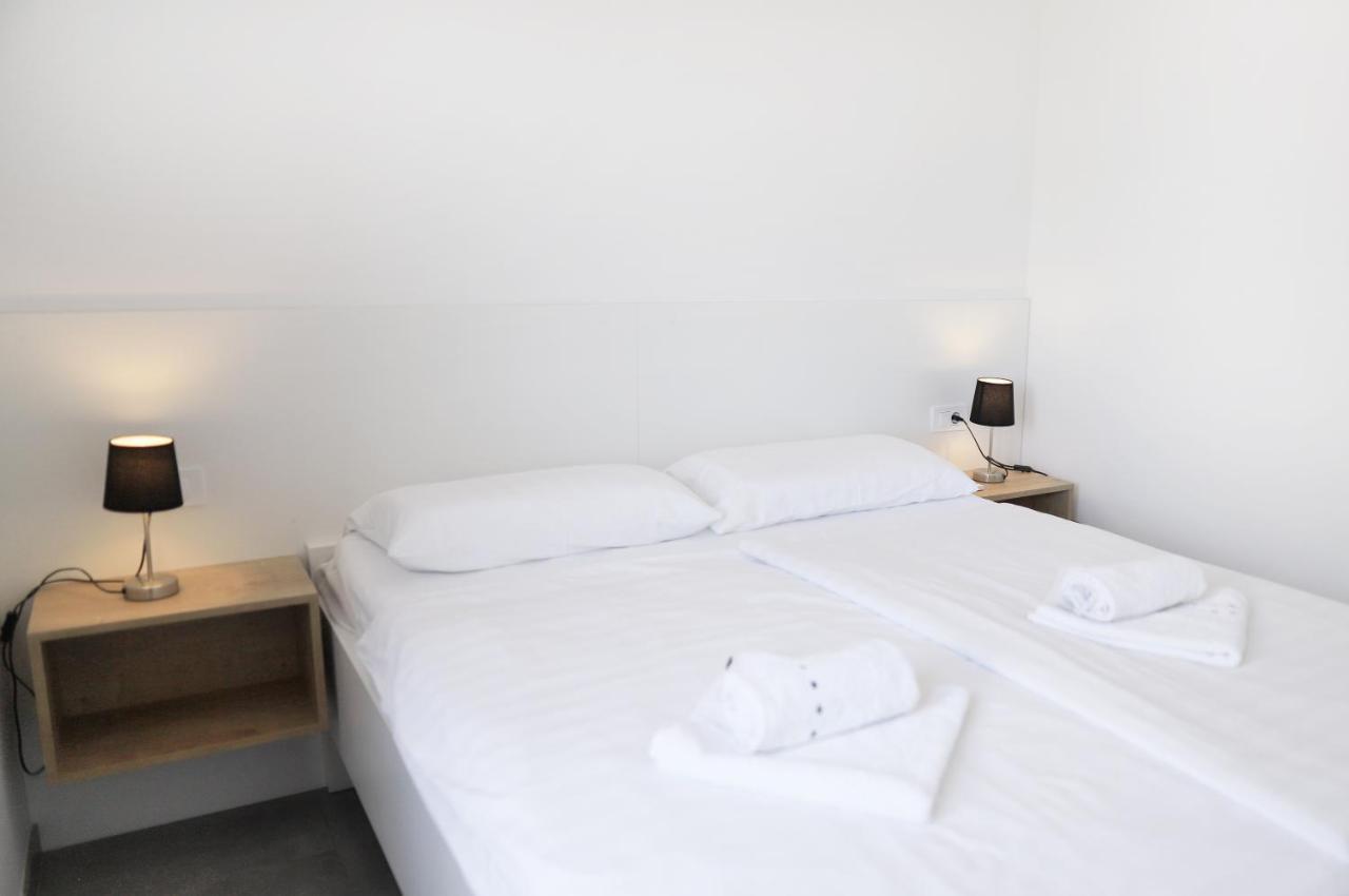 Apartments Terra Sun With Private Pool Or Jacuzzi Njivice Esterno foto