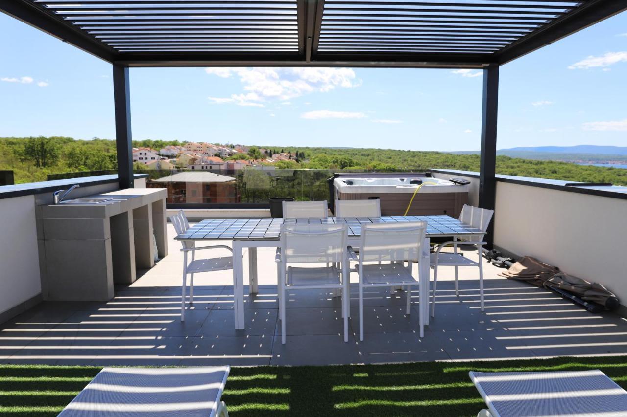 Apartments Terra Sun With Private Pool Or Jacuzzi Njivice Esterno foto