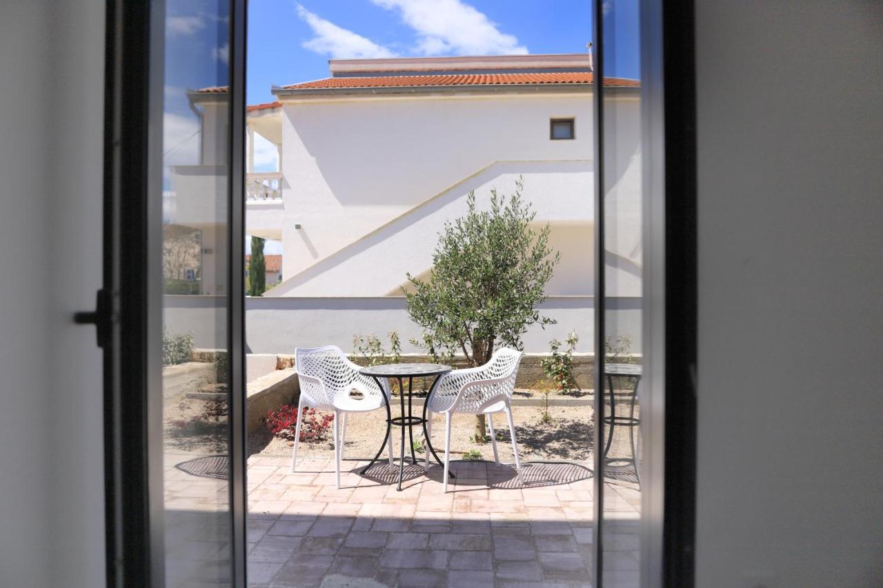 Apartments Terra Sun With Private Pool Or Jacuzzi Njivice Esterno foto
