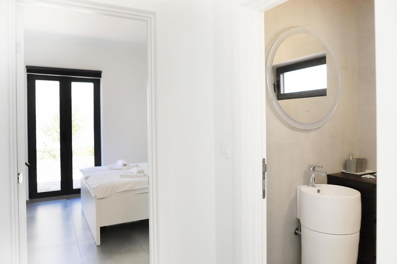 Apartments Terra Sun With Private Pool Or Jacuzzi Njivice Esterno foto