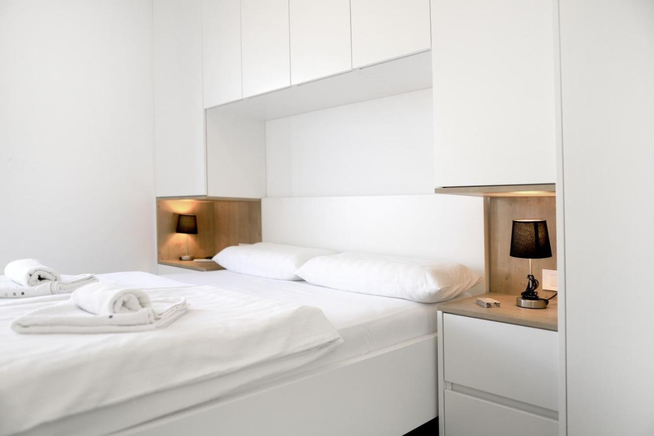 Apartments Terra Sun With Private Pool Or Jacuzzi Njivice Esterno foto