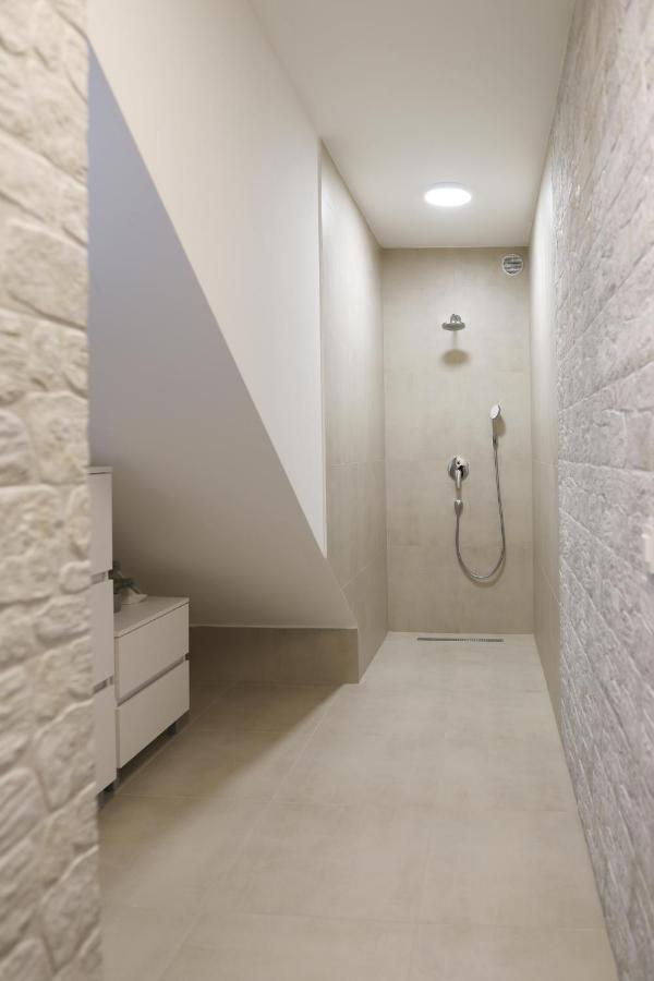Apartments Terra Sun With Private Pool Or Jacuzzi Njivice Esterno foto